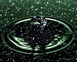 Fototapeta Na sufit - Splash - spadająca kropla wody w ujęciu makrofotografii