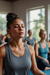 Entspannte Yoga-Praxis: Frauen bei Meditation in Harmonie und Ruhe