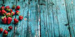 Morangos Vermelhos Maduros em uma Mesa de Madeira Antiga