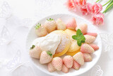 Fototapeta Tulipany - 白いちごミルキーベリーのパンケーキ