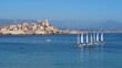 Paysage de côte avec les bateaux d’une école de voile naviguant en mer Méditerranée, dans la baie de la ville d’Antibes, sur la côte d’azur, dans les Alpes-Maritimes (France)
