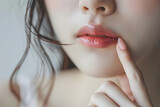 Fototapeta Nowy Jork - 女性のぷっくりツヤツヤの唇、粘膜ルージュ