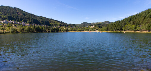 Wall Mural - Au coeur des monts d'Ardèche, à 850 mètres d'altitude, niche le lac artificiel de Saint-Martial. Ce vaste plan d'eau est très apprécié des baigneurs. Il s'étend au pied du mont Gerbier de Jonc.