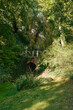 Wildromantische Gartenkunst: die mittlere Brücke im denkmalgeschützten Lennépark von Frankfurt (Oder)