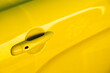 Une portière de voiture de sport jaune
