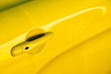 Fototapeta Las - Une portière de voiture de sport jaune