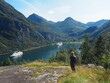 Wanderung im Geirangerfjord - Frau mit Rucksack
