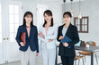© ponta1414 - オフィスにいるジャケットを着た３人の女性