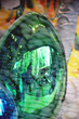 Symbolbild Ostern: Grünes Osterei im Schaufenster mit Spiegelung der Spiegelung .