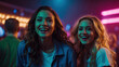 Lächelnde Freundinnen feiern im Disco-Club unter Neonbeleuchtung
