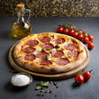 Lebensmittel, eine fertige Pizza mit Salami, KI generiert