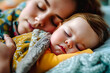 Bébé et sa maman endormis, gros plan sur les visages