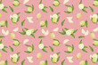 Fondo patrón de limones pintados a mano con acuarelas sobre fondo rosa. Diseño frutal cítrico veraniego.