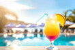 Cocktail am Beckenrand im Hintergrund in Pool 