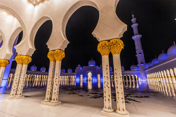 Wall Mural - Night view of the courtyard of Sheikh Zayed Grand Mosque in Abu Dhabi, United Arab Emirates.