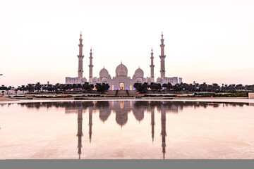 Wall Mural - Evening view of Sheikh Zayed Grand Mosque in Abu Dhabi reflecting in a water, United Arab Emirates.