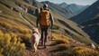 Wanderer und Hund auf sonnigem Bergpfad – Blick von hinten