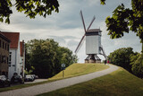 Fototapeta Sawanna - Die alte Windmühle Bonne Chieremolen, Kruisvest in Brügge, Belgien