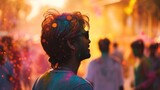 Fototapeta Tęcza - Mężczyzna z włosami w kolorowym pyle stoi w centrum gromadzącej się tłumy ludzi podczas celebracji kolorów Holi. 