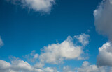 Fototapeta Desenie - Pinceladas celestiales: El lienzo del cielo y sus nubes