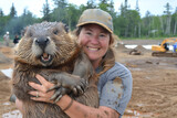 Fototapeta  - Kobieta trzyma nienaturalnie dużego bobra na rękach