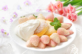 Fototapeta Tulipany - 白いいちごミルキーベリーのパンケーキ