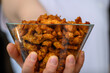 Szklana przezroczysta miska wypełniona złocistymi kawałkami smażonego apetycznego kurczaka 