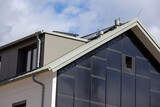 Fototapeta Tulipany - Mehrfamilienhaus mit Solarfassade
