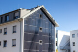 Fototapeta Tulipany - Mehrfamilienhaus mit Solarfassade