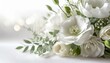 Bukiet białych kwiatów i gałązek eukaliptusa na białym tle