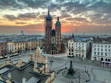 Fototapeta Psy - Remont wieży Kościoła Mariackiego w Krakowie, rusztowanie na wieży marzec 2024 roku