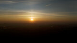 Fototapeta Miasto - Kolorowy zachód słońca nad polami.