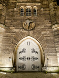 Fototapeta Miasto - Interessante Details der evangelischen Stadtkirche St. Moriz in Coburg in Franken bei Nacht.