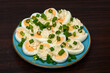 Talerz pełny jajek ugotowanych na twardo z majonezem