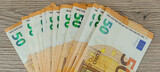 Fototapeta Morze - liasse de billets de banque de 50 euros, en gros plan, sur une table