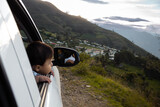 Fototapeta Tulipany -  Un Bebé Curioso Observando el Viaje a Través de la Ventana Explorando el Mundo, concepto de viaje, 
turismo, viaje ,estilo de vida saludable