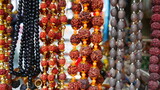 Fototapeta  - Gros colliers style artistique de l'inde, vente dans un stand, bijoux de religion et de croyance, objet de valeur, de toutes les couleurs, produit insoutenables touristique, représentation hindouisme