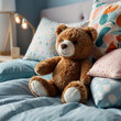 Flauschiger Teddybär auf gemustertem Bett in behaglichem Kinderzimmer