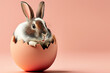 Hase in einem braunen Ei auf einem rosafarbenen Hintergrund, copy space