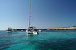 barche presso cala rotonda favignana con mare turchese e cielo azzurro isole sicilia italia mar mediterraneo