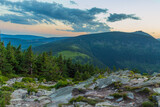 Fototapeta  - Krajobraz na Skalny Stół w letniej odsłonie z widokiem na Śnieżkę i całe Karkonosze o zachodzie słońca.
