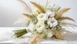 Bukiet ślubny w stylu boho z trawami, kwiatami bawełny i białymi kwiatami na białym tle