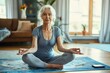 Senior aktive Übung Training Sport Fitness zu Hause Stretching Frau ältere Menschen Pilates Fitnessstudio Yoga Indoor-Laptop Online-Anweisungen gesunde Genesung