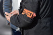 un policier avec un brassard orange marqué police