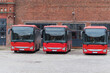 Rote Busse stehen auf dem Parkplatz eines Busbahnhofes