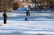 Pod lodem łowienie ryb zimą w przerębli. 