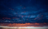 Fototapeta  - Dramatische Wolkengebilde zum Sonnenuntergang