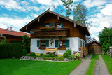 Fototapeta Tulipany - wiejski dom z ogrodem i trawnikiem, country house with garden and lawn

