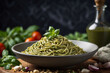 Appetitliche Spaghetti mit grünem Pesto alla Genovese, garniert mit frischem Basilikum