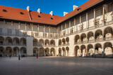 Fototapeta  - Kraków - renesansowy dziedziniec Zamku Królewskiego na Wawelu w słoneczny dzień